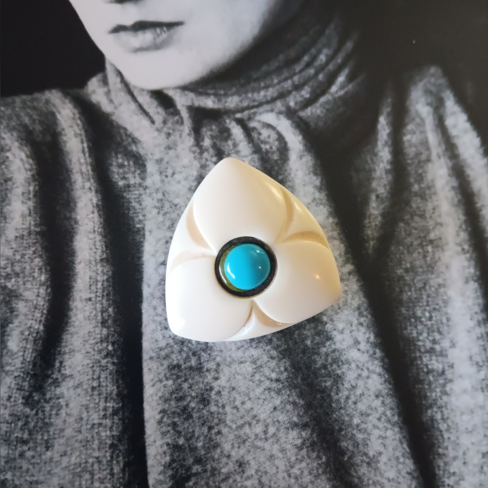 Retro carved resin Brooch